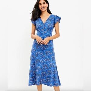 Loft blue floral v-neck button front flutter sleeve midi dress, size 6 petite